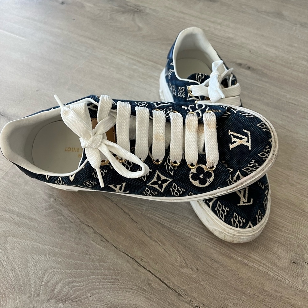Louis Vuitton Sneakers - Picture 2 of 6